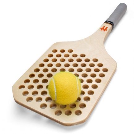 Bild eines Speckbretts mit Tennisball freigestellt auf weißem Hintergrund